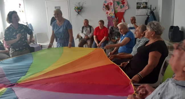 osoby z chustą klanzy