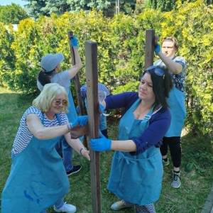Wspólna praca przy montażu drewnianej konstrukcji Ławki Dobrych Słów realizowanej w ramach projektu „uMOCnieni w kryzysie”